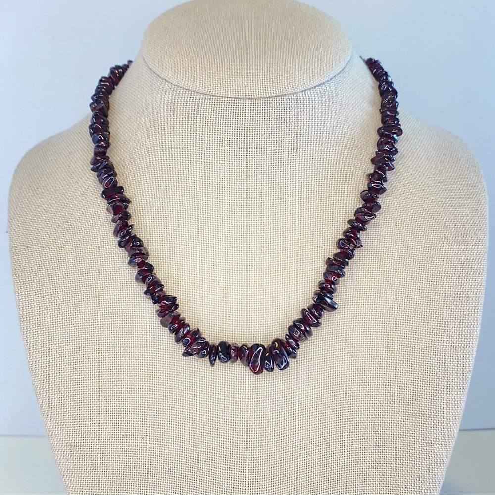 Vintage Garnet‎ Chip Bead Necklace Natural Stone Gold Tone Mid Century Barrel
